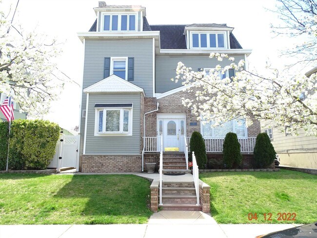 Building Photo - 124 W 8th St