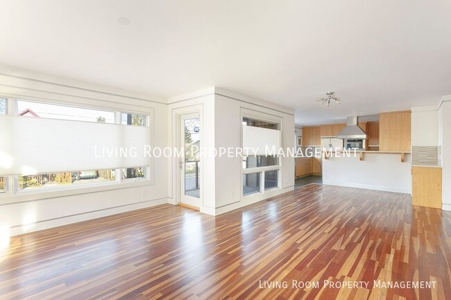 Building Photo - Gorgeous and Modern Townhouse - Steps from...