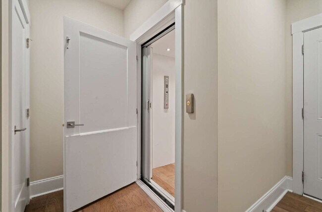 Building Photo - Luxury Townhome with Elevator and Rooftop Terrace