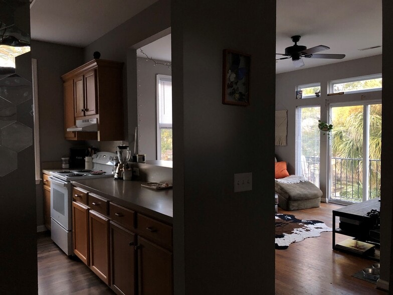 Building Photo - 187 Coming St