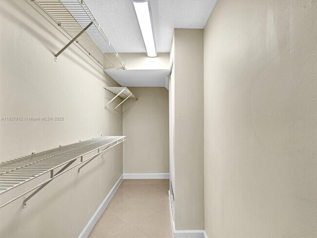 Building Photo - 10323 Hidden Springs Ct