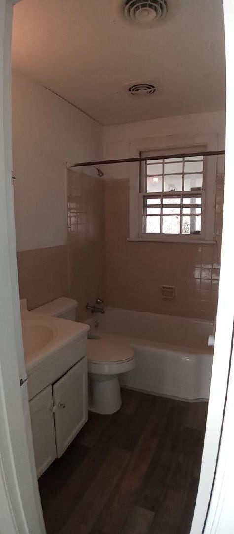 Building Photo - 2 Bedroom 1 Bath Available to Rent for $72...