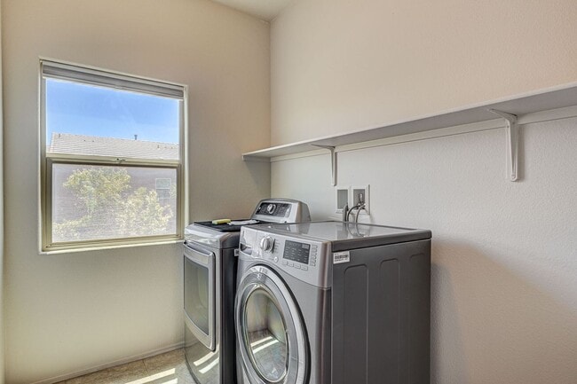 Building Photo - Adorable three bedroom in incredible SW location! Solar panels!