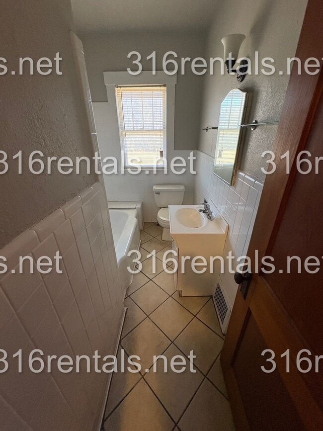 Building Photo - $995 - 3 bed 1 bath - Single Family Home