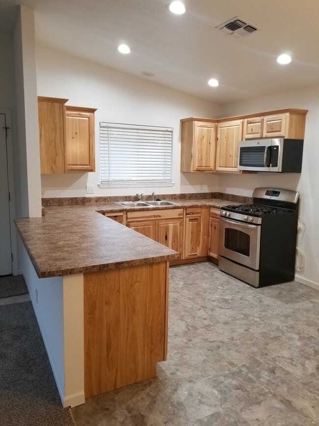 Building Photo - 3 Bedroom 2 Bath Home In East Redding