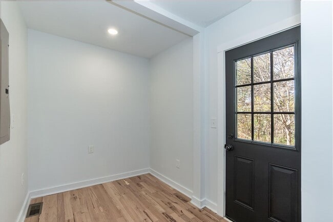 Building Photo - Two Bedroom Home