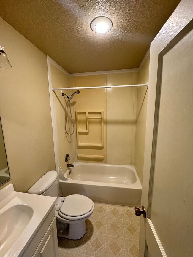 Building Photo - Charming 2 bedroom