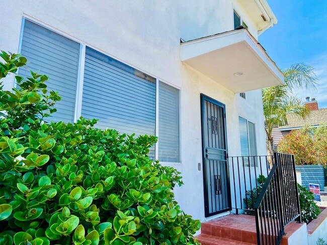 Building Photo - Gorgeous Remodeled Downstairs Apartment w/Patio+Prvt Laundry+Garage+Views of Canals