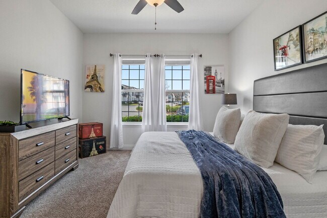 Building Photo - Welcome home to this gorgeous 4 bed 4 bath pool home!