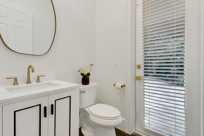 Building Photo - 142 Segovia Way