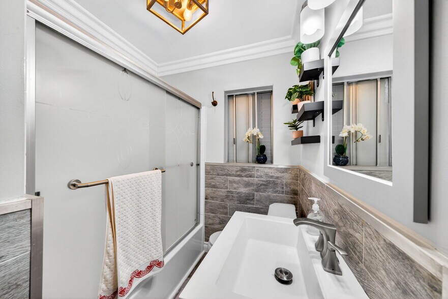 Building Photo - 1200 Tamarind Ave