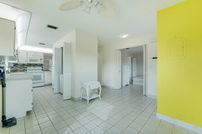 Building Photo - 13679 Date Palm Ct