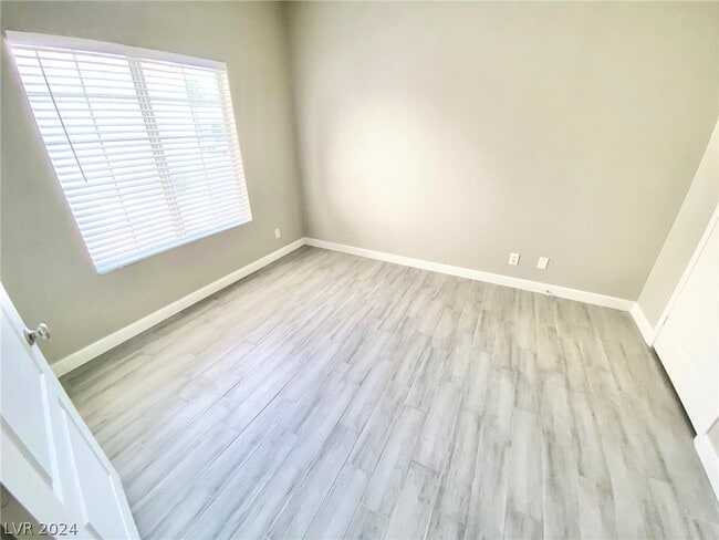 Building Photo - 1900 N Torrey Pines Dr