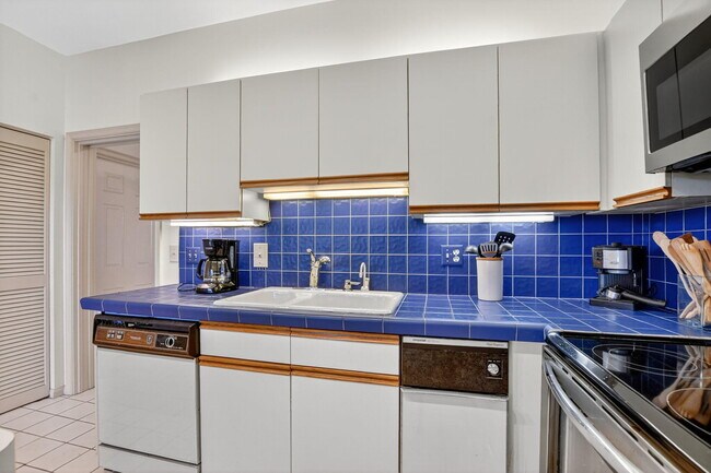 Building Photo - 7623 Cinebar Dr