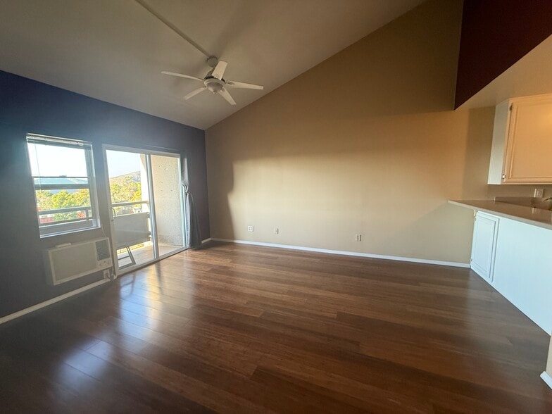 Building Photo - 6930 Hyde Park Dr