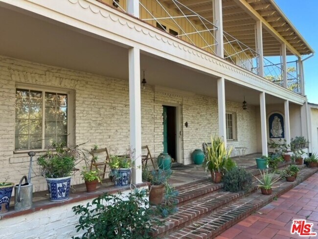 Primary Photo - 541 Comstock Ave