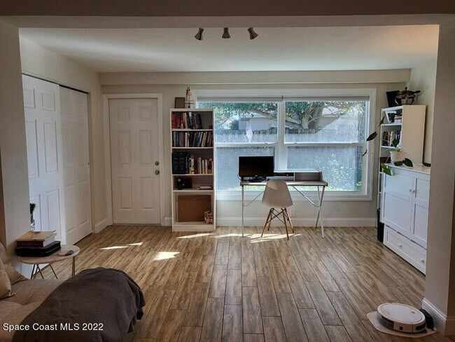 Building Photo - 335 Paradise Blvd