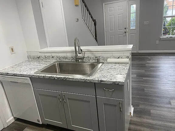 Building Photo - 23 Delavan Ct