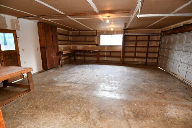 Building Photo - 805 NE Ash Ct