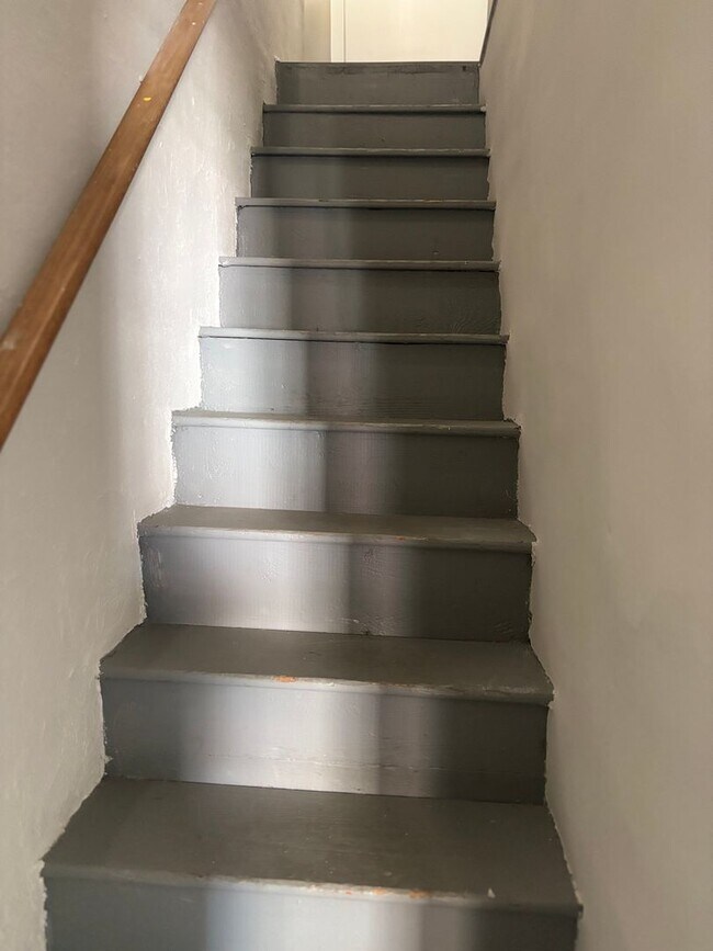 Building Photo - Charming 3-Bedroom Twin Home for Rent in L...