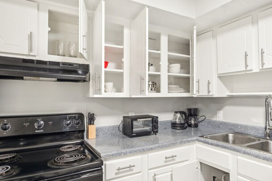 Building Photo - 600 Whispering Hills Dr