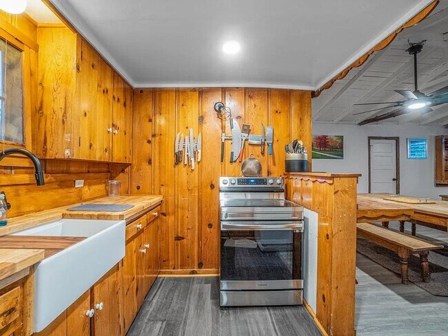 Building Photo - MOVE-IN SPECIAL!! Get 50% off your first m...
