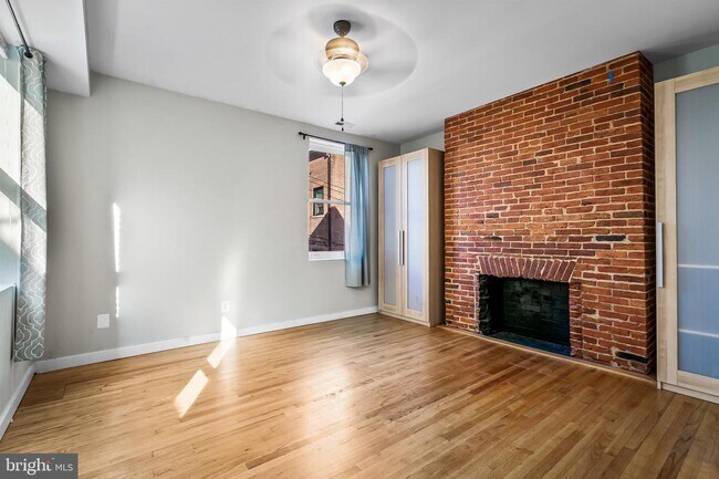 Building Photo - 18 E Madison St