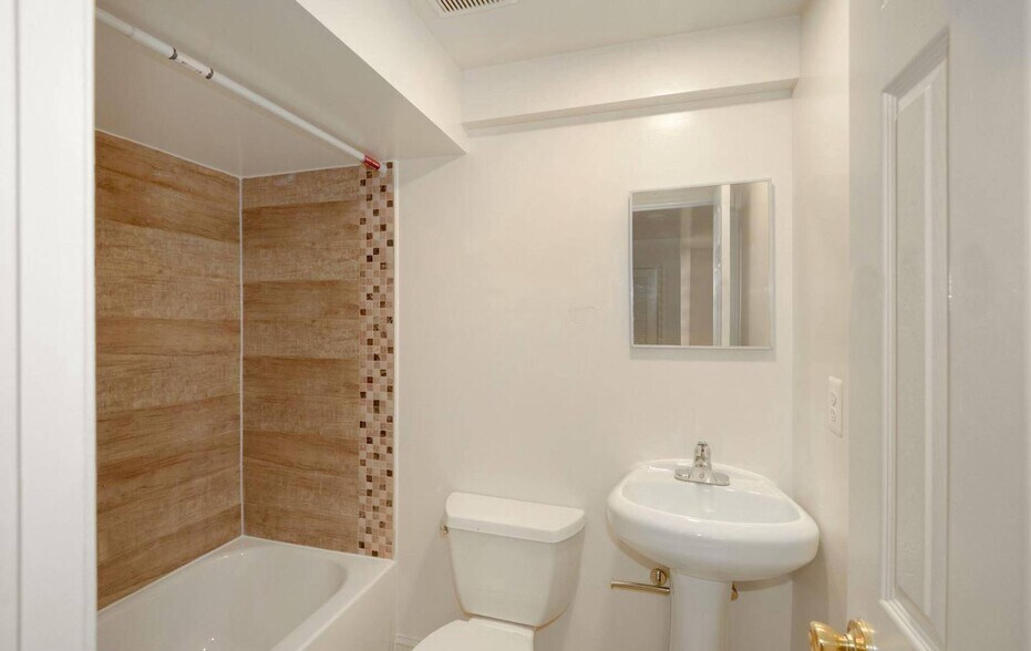 Building Photo - 212 Orange St SE