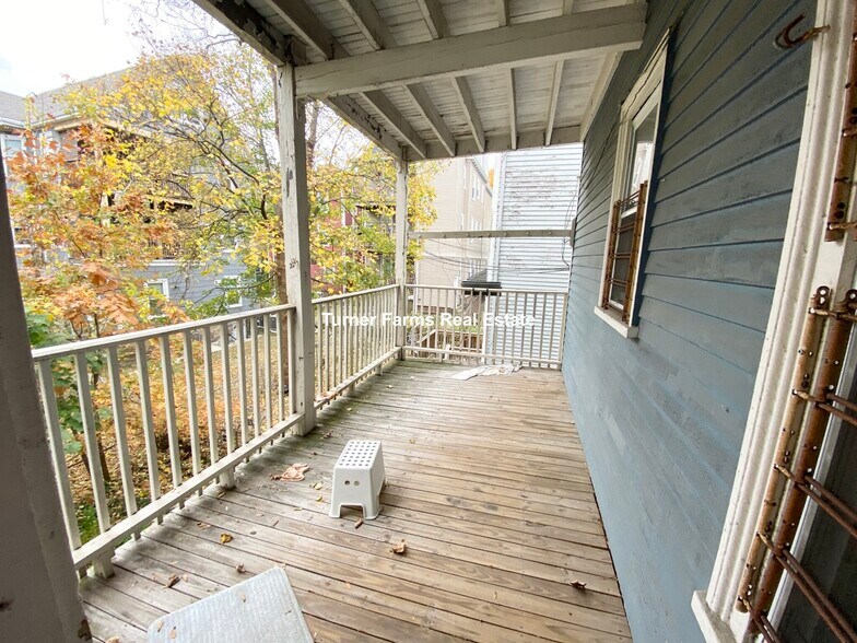 Building Photo - 10 Sachem St