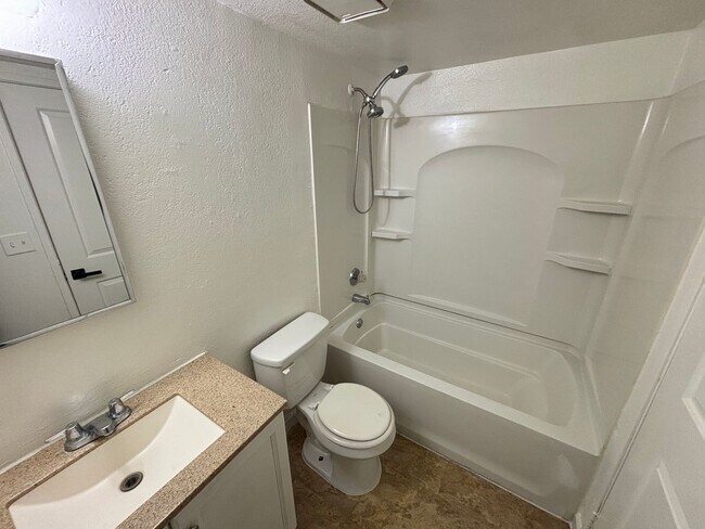 Building Photo - 4765 Thunderbolt Ave
