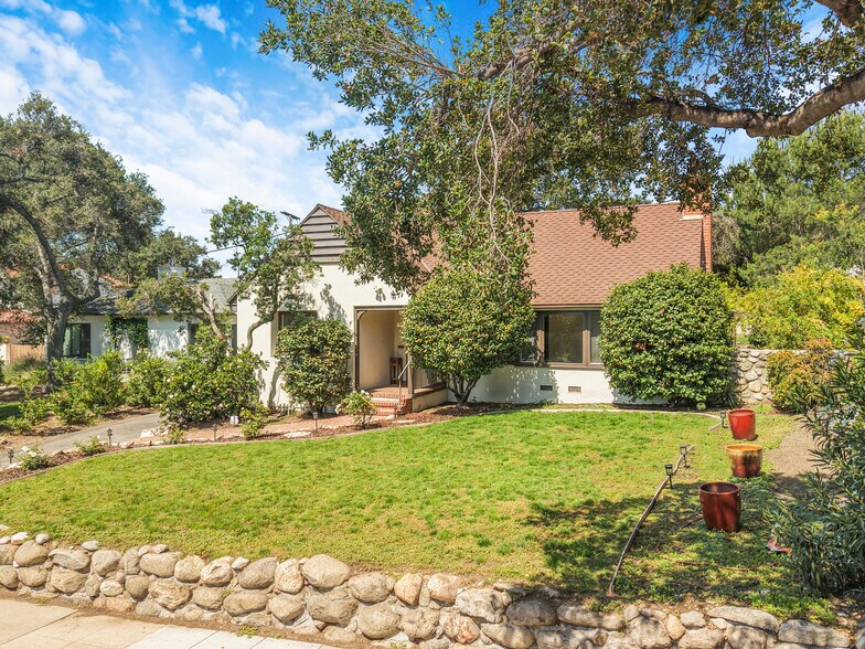 Building Photo - 2151 N Altadena Dr