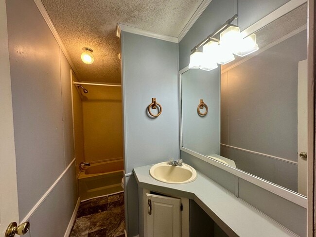 Building Photo - Country Living!