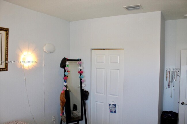 Building Photo - 3728 SE 5th Ct