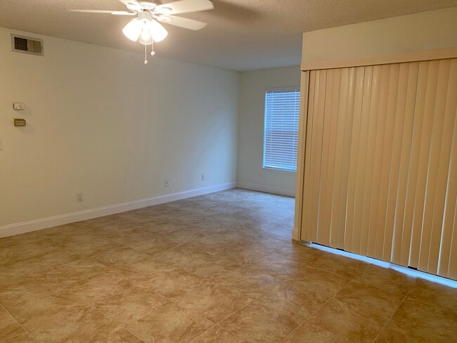 Building Photo - Lush Tropical Condo in North Naples