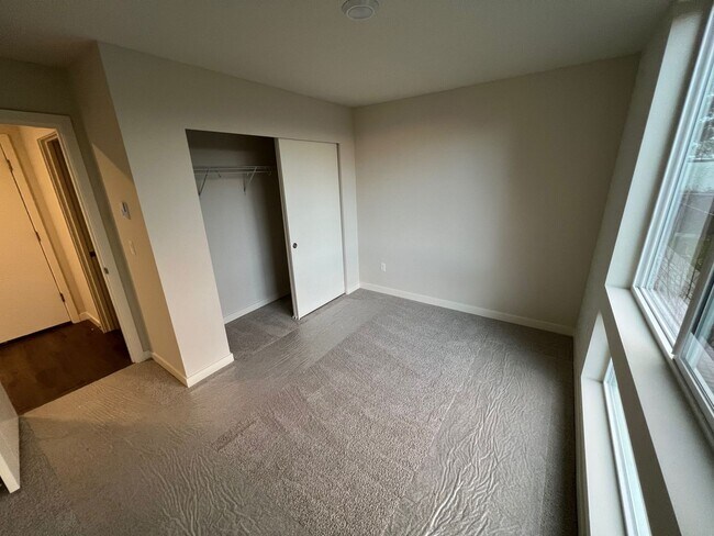 Building Photo - Immaculate 3 Bed 2 Bath Seattle Townhome @ An Incredible Location!