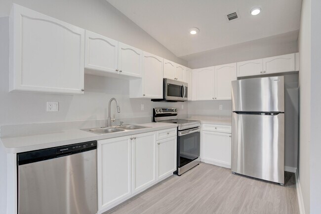 Building Photo - 9240 Roan Ln