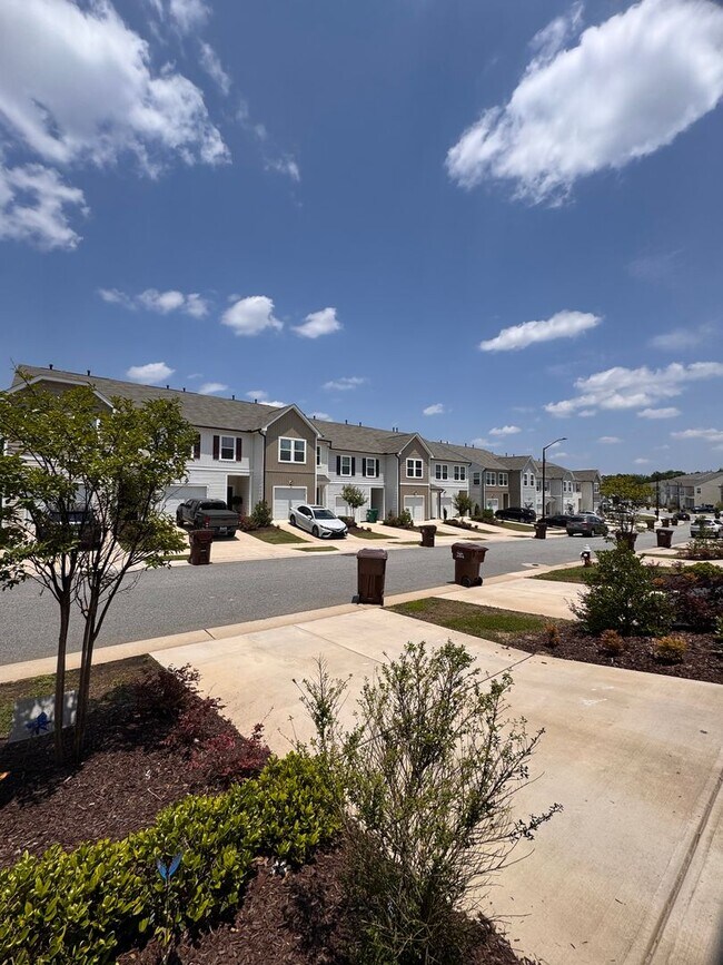 Building Photo - 3BR 2.5BA Townhome