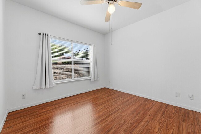 Building Photo - Amazing 1 bedroom, 1 bathroom Condo in Montevista!