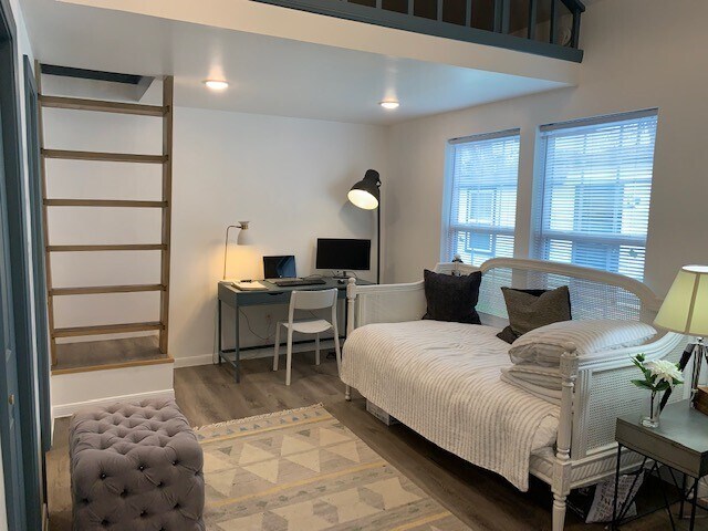 Building Photo - 710 Twin Oaks St