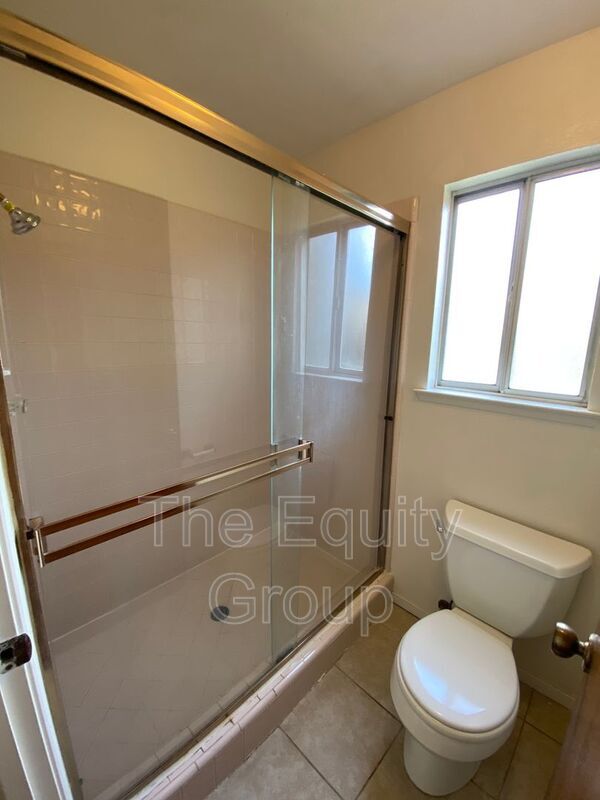 Building Photo - 5936 W Oak Ave