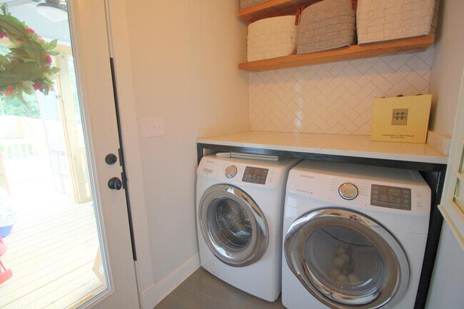 Building Photo - Charming 3 bedroom 2.5 bath home in incredible Durham location, with a massive fenced in yard!