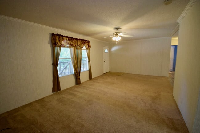Building Photo - Spacious Home in the Country