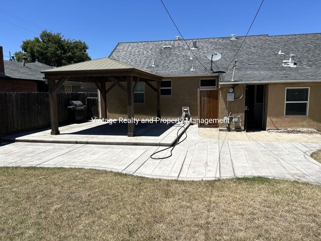 Building Photo - New On The Rental Market This Nice Single Story 3 Bedroom Home!!!