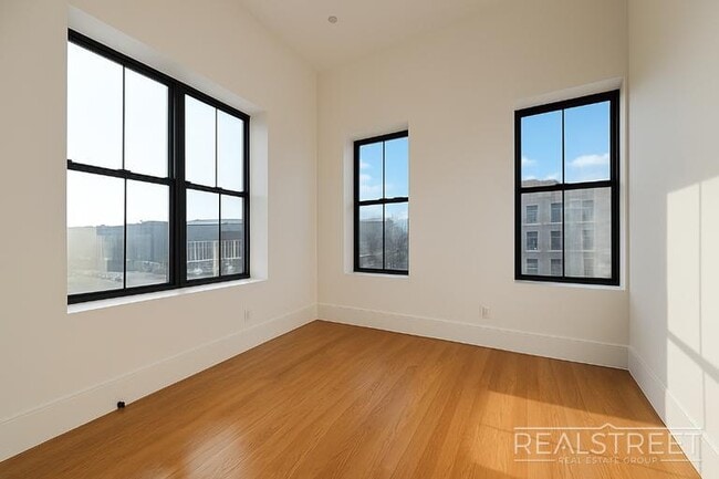 Building Photo - Spacious Renovated 2-Bedroom Apartment with Modern Comforts