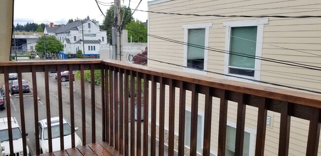 Building Photo - MOVE IN READY NOW! Desirable down town location. 1 bed, 1 bath. Includes water, sewer and garbage.