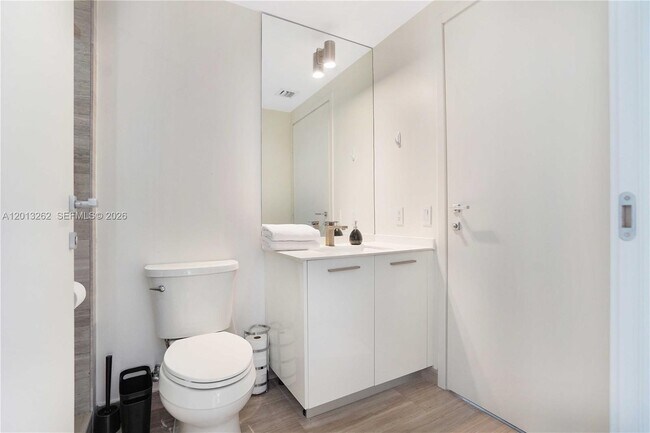 Building Photo - 1300 Brickell Bay Dr