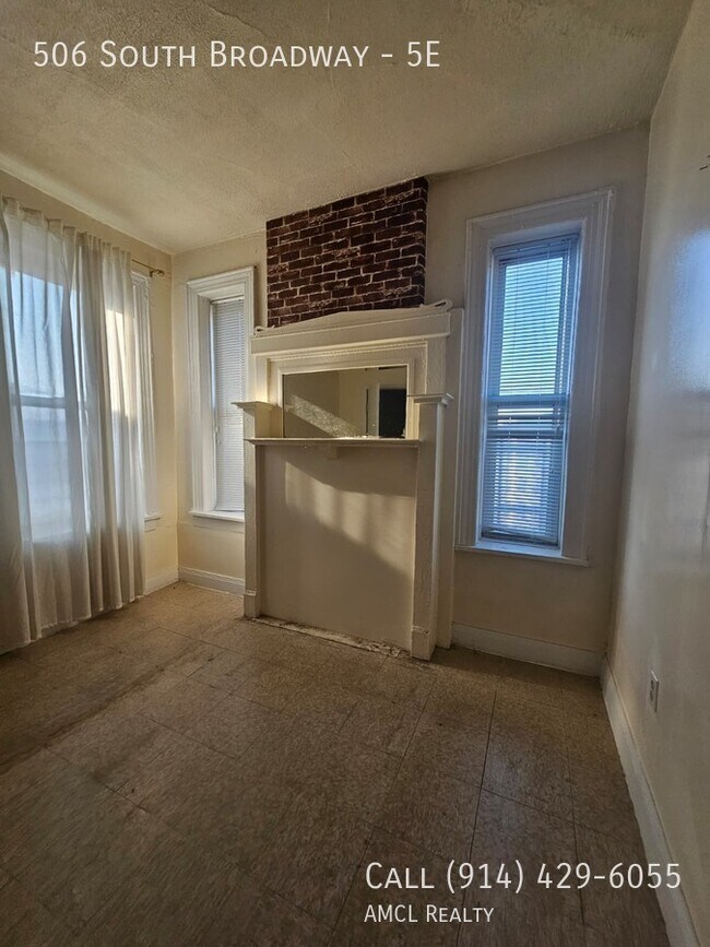 Building Photo - 506 S Broadway