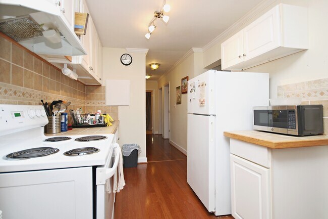 Building Photo - Fully Furnished JPA Condo Near UVA Grounds...