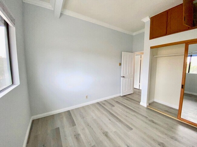 Building Photo - FOR RENT 2BR/2BA 900 SF Charming Renovated Condo In UTC