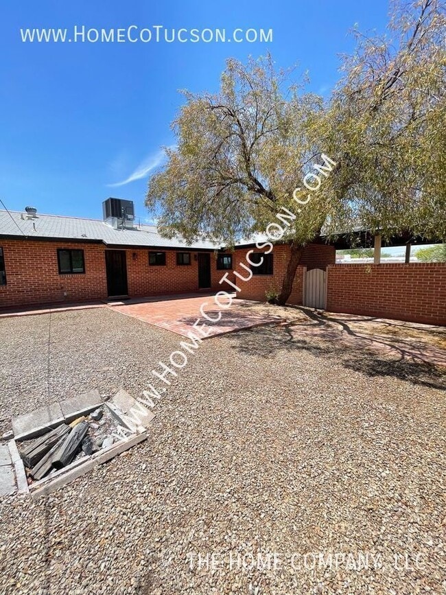 Building Photo - 3015 E 4th St